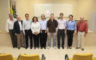 imagen oficial de los participantes puc ingeniería eléctrica 2014 del premio de TCC que muestran los profesores y examinadores que optaron por un proyecto de transporte accesible como ganador